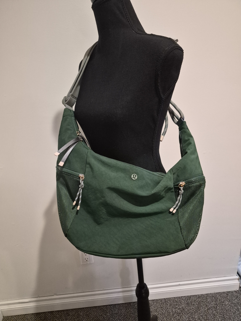 Lululemon Forest Green Large Slouchy Sling Bag 13L *Paracord
